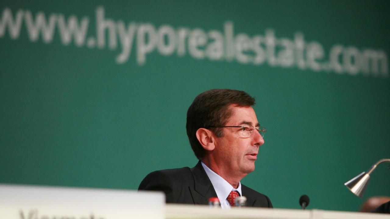 Der Vorstandsvorsitzende des Immobilienfinanzierers Hypo Real Estate Georg Funke sitzt am Dienstag (27.05.2008) in München (Oberbayern) zu Beginn der Hauptversammlung auf seinem Platz.
