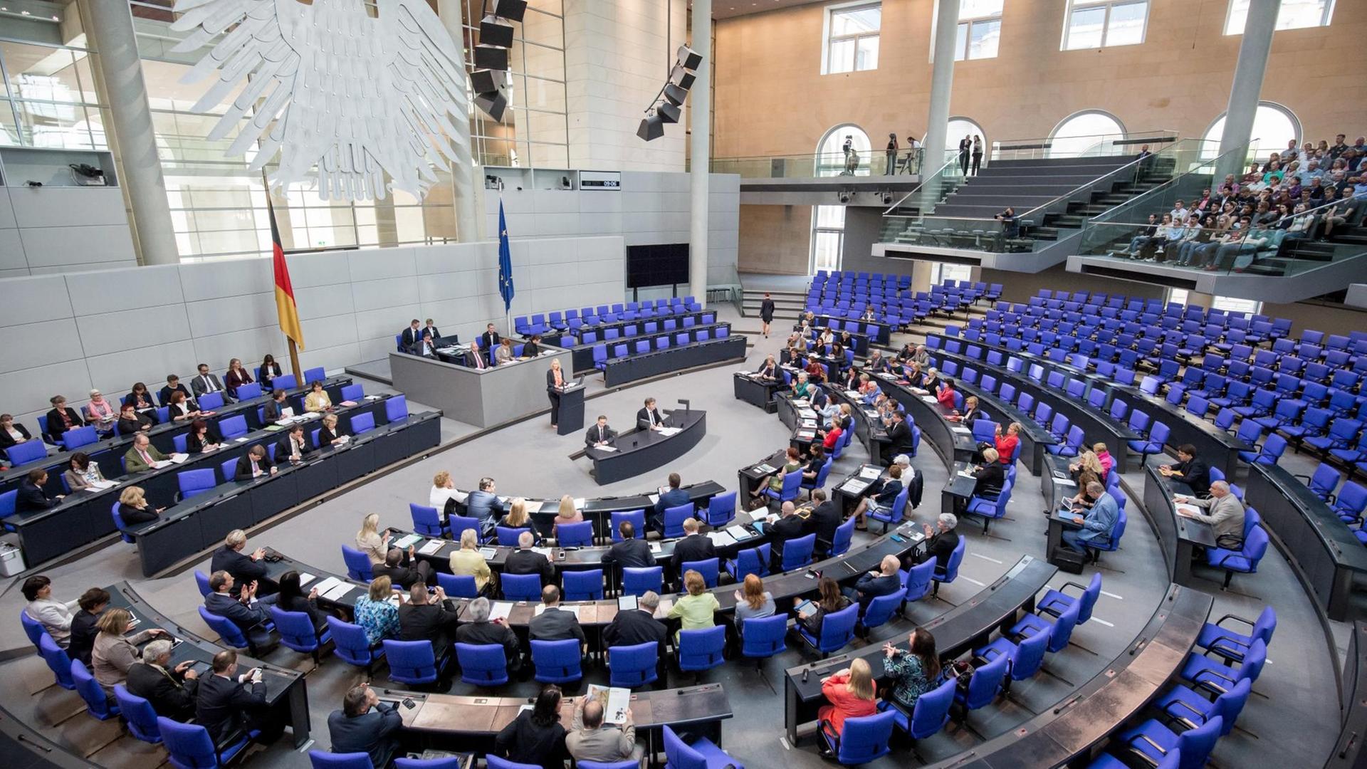 Zu sehen ist das Plenum des Deutschen Bundestages von oben