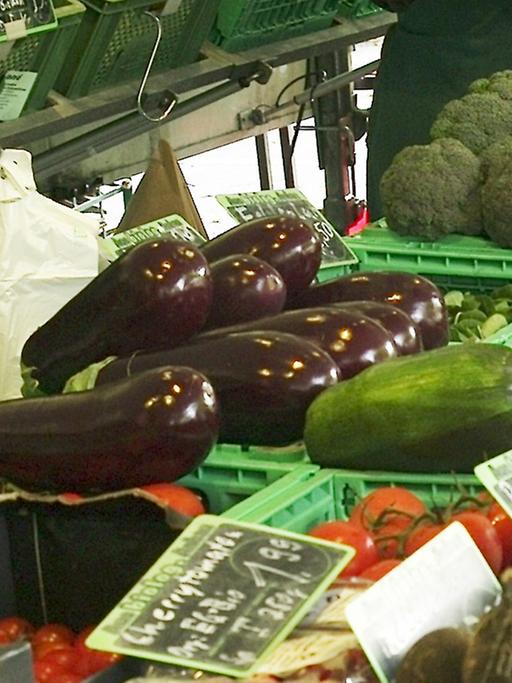 Obst und Gemüse aus biologischem Anbau auf einem Markt in Hamburg
