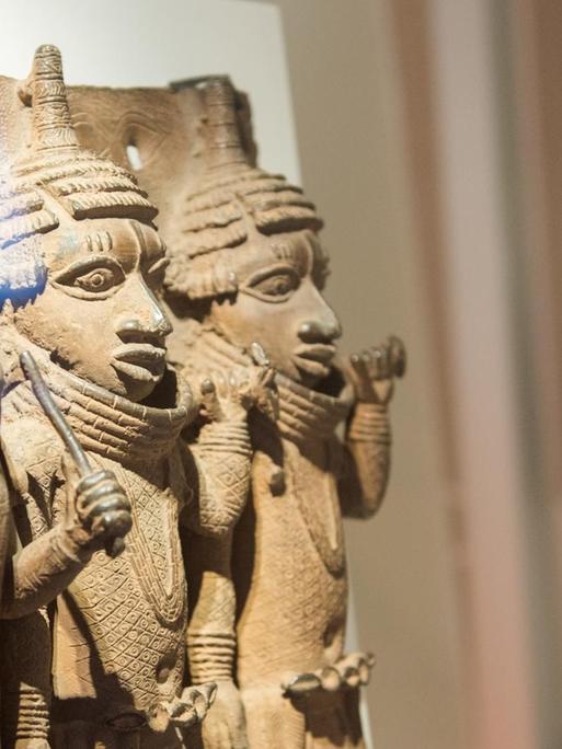 Raubkunst-Bronzen aus dem Land Benin in Westafrika im Museum für Kunst und Gewerbe in Hamburg in einer Vitrine ausgestellt.