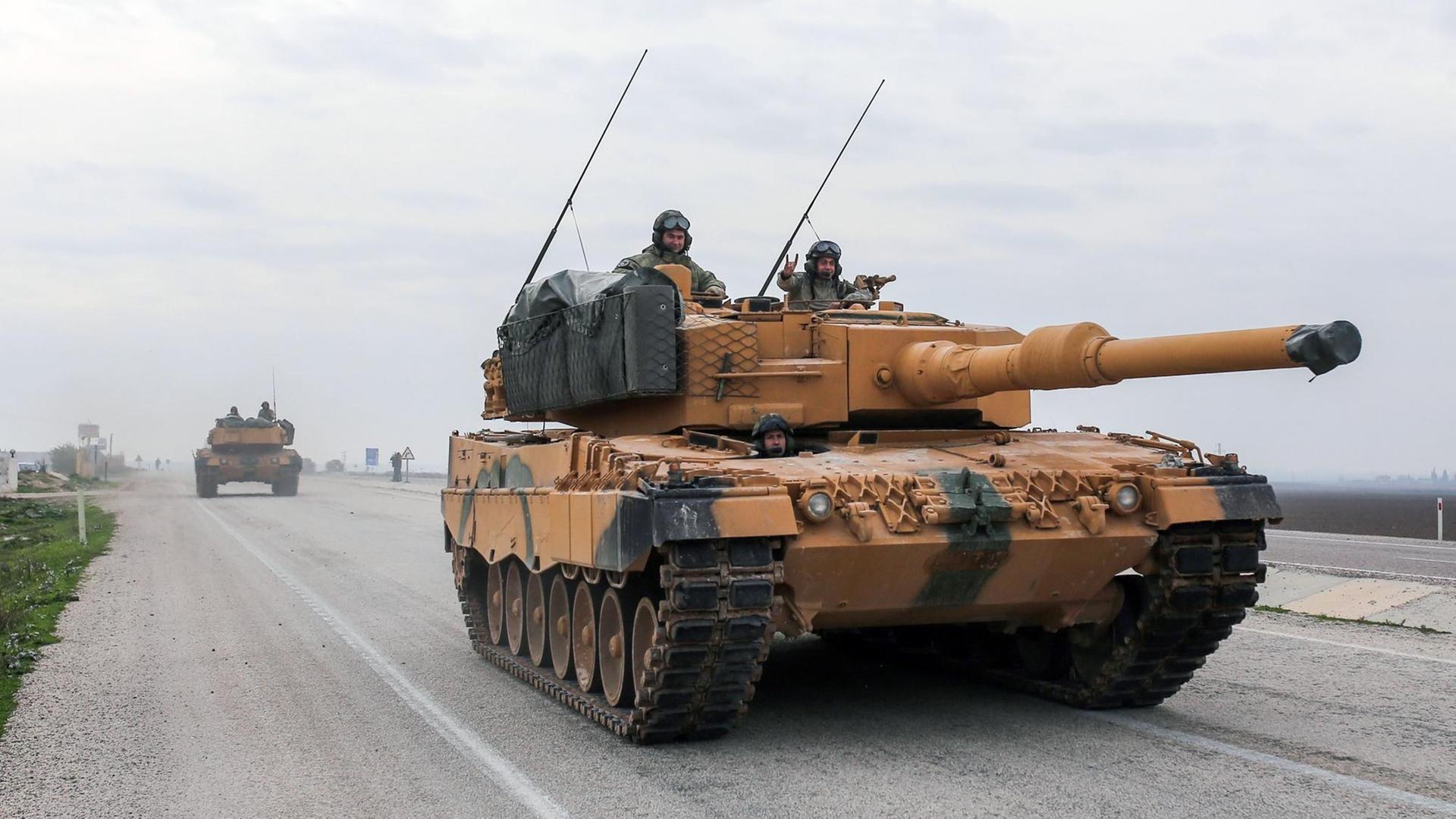 Türkische Panzer fahren am 21.01.2018 in der Provinz Hatay, Türkei, in der Nähe der syrischen Grenze. Die Türkei hat mit einer groß angelegten Militär-Offensive gegen kurdische Verbände in Syrien international Besorgnis ausgelöst.