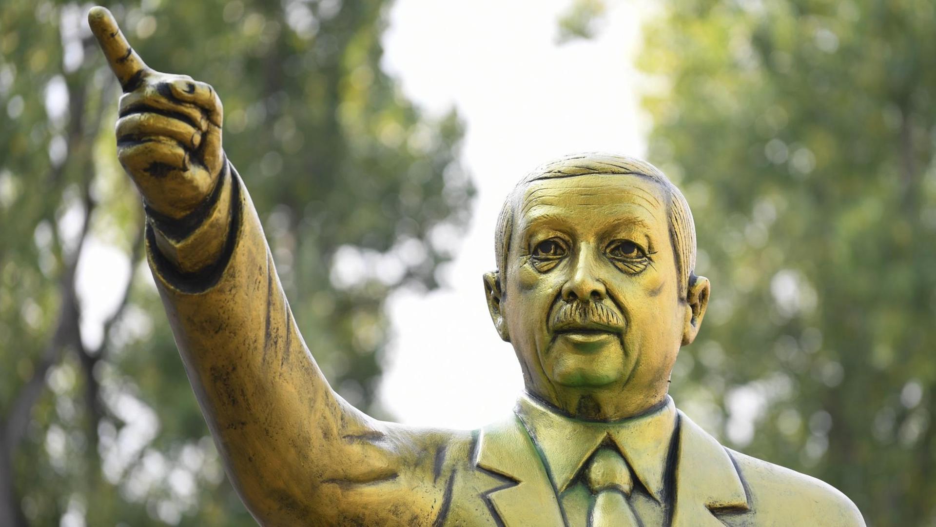 Eine goldene Erdogan-Statue steht auf dem Platz der Deutschen Einheit. Sie wurde im Rahmen des Kunstfestivals "Wiesbaden Biennale" aufgestellt (28.8.2018).