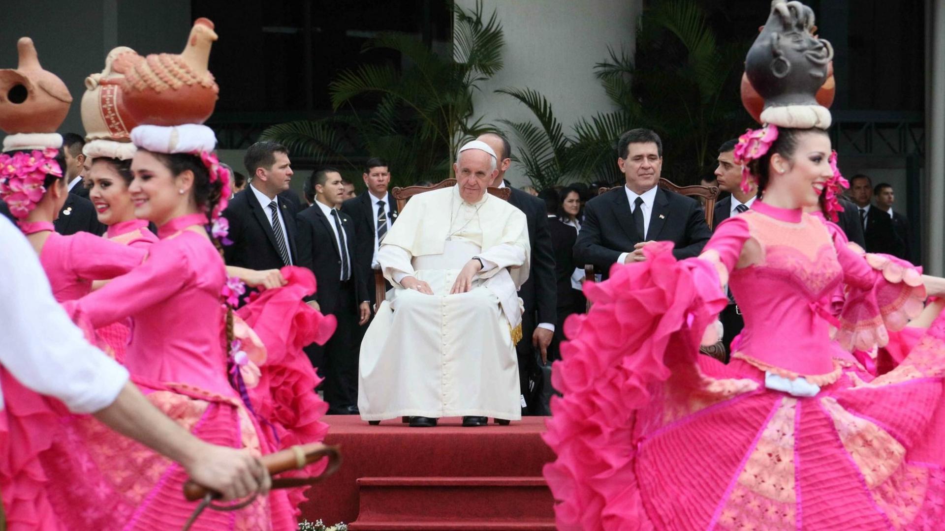 Papst Franziskus wird in Paraguay von Tänzerinnen begrüßt.