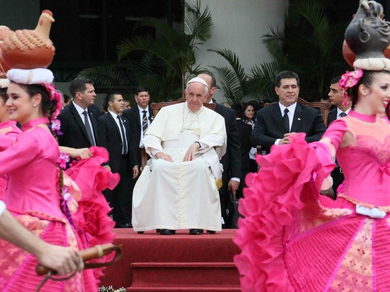 Papst Franziskus wird in Paraguay von Tänzerinnen begrüßt.