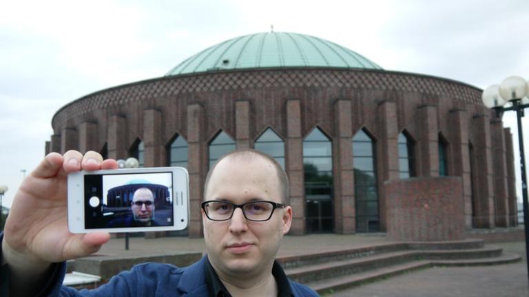 Martin Tchiba mach ein Selfie vor der Tonhalle Düsseldorf Martin Tchiba mach ein Selfie vor der Tonhalle Düsseldorf