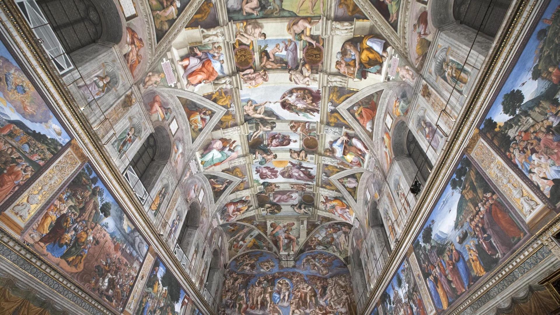 Innenansicht der sixtinischen Kapelle mit den Fresken Michelangelos.