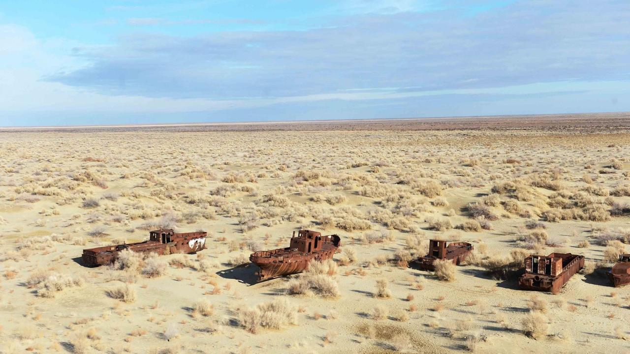 (151211) -- TASHKENT, Dec. 11, 2015 () -- Photo taken on Dec. 7, 2015 shows abandoned ships at Moynak in the Aral Sea, Uzbekistan. Once the world's fourth largest lake, the Aral Sea lies between Kazakhstan and Uzbekistan, fed mainly by Amu Darya and Syr Darya. The sea has shrunk more than 90 percent as the rivers that feed it were largely diverted by the former Soviet Union irrigation projects to boost cotton production in the arid region. (Xinhua/Sadat) (zjy) (151211) -- TASHKENT, Dec. 11, 2015 () -- Photo taken on Dec. 7, 2015 shows abandoned ships at Moynak in the Aral Sea, Uzbekistan. Once the world's fourth largest lake, the Aral Sea lies between Kazakhstan and Uzbekistan, fed mainly by Amu Darya and Syr Darya. The sea has shrunk more than 90 percent as the rivers that feed it were largely diverted by the former Soviet Union irrigation projects to boost cotton production in the arid region. (Xinhua/Sadat) (zjy)