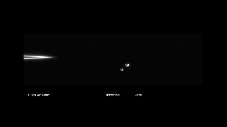 Die beiden Saturnmonde Janus und Epimetheus knapp außerhalb des F-Ringes, aufgenommen von der Raumsonde Cassini