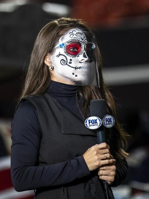 Eine TV Reporterin mit geschminkter Totenmaske im Gesicht in Tijuana, Mexico. 30. Oktober 2020. (Symbolbild)