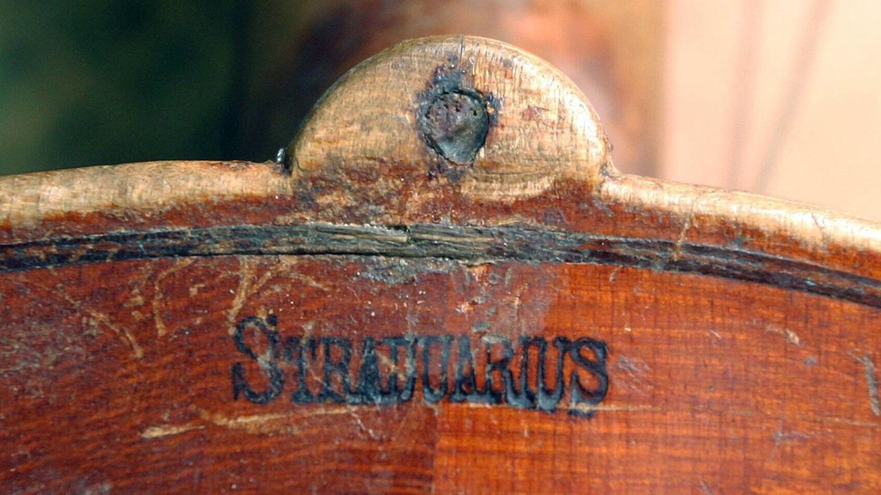 Ein Blick auf den eingravierten Namen auf altem Holz.