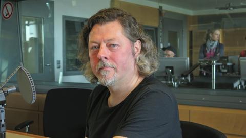 Der Musikwissenschaftler Michael Rauhut im Studio von Deutschlandradio Kultur.