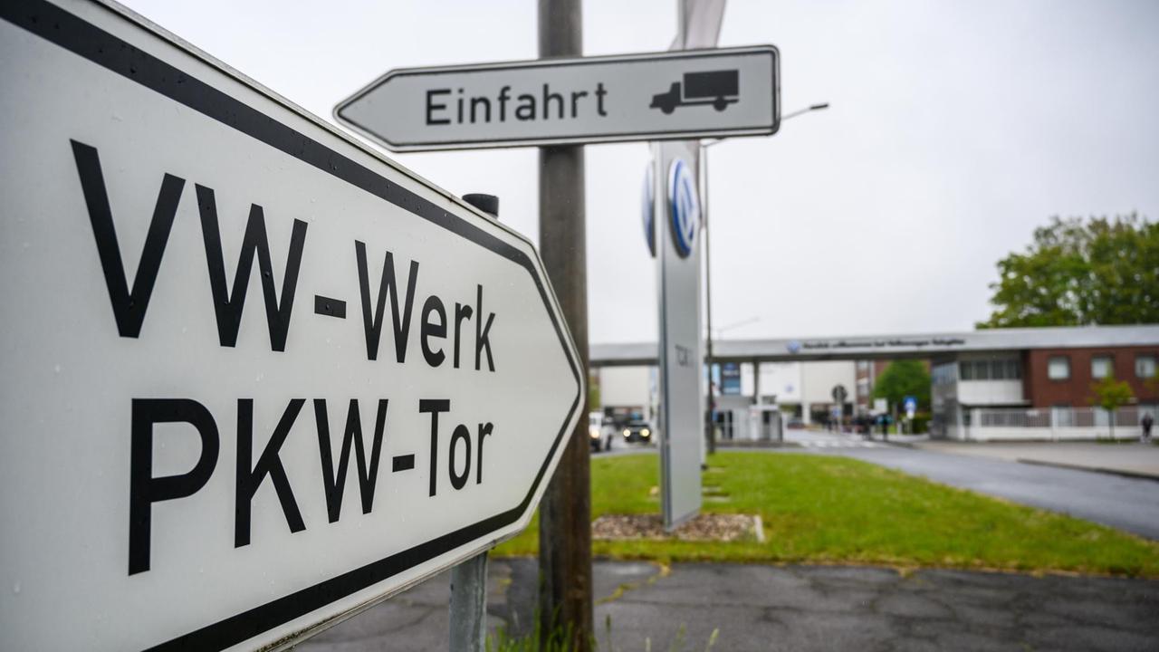 Am Eingang am Tor 1 zum VW Werk Salzgitter steht ein Straßenschild mit der Aufschrift "VW-Werk - PKW-Tor"