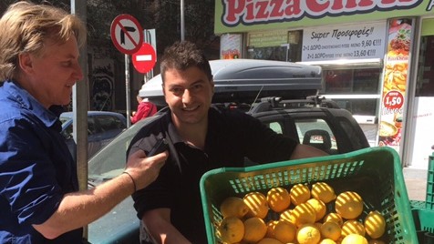 Nikos Ioannidis, Orangenbauer aus Arta. Nikos Ioannidis, Orangenbauer aus Arta.