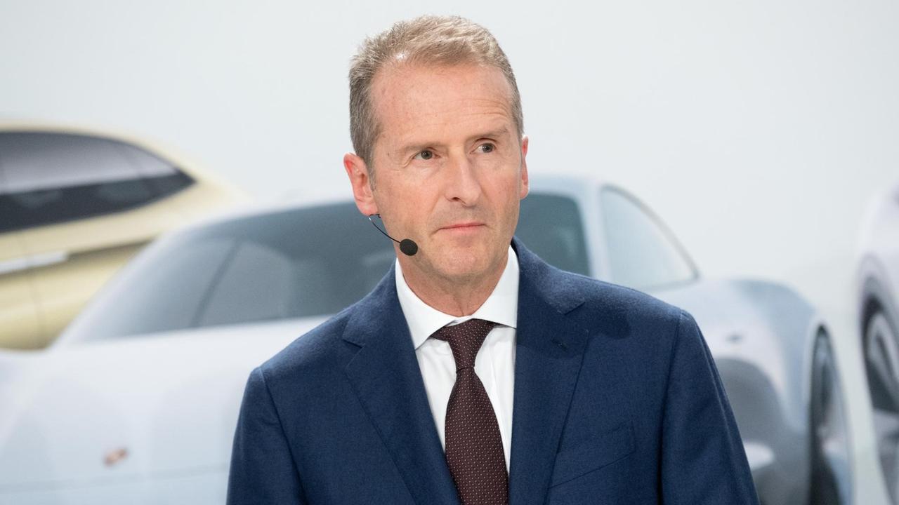 VW-Vorstand Herbert Diess bei einer Presskonferenz am 16.11.2018. Der Volkswagen-Konzern stockt seine Investitionen in die Elektromobilität und Digitalisierung in den kommenden fünf Jahren auf knapp 44 Milliarden Euro auf.