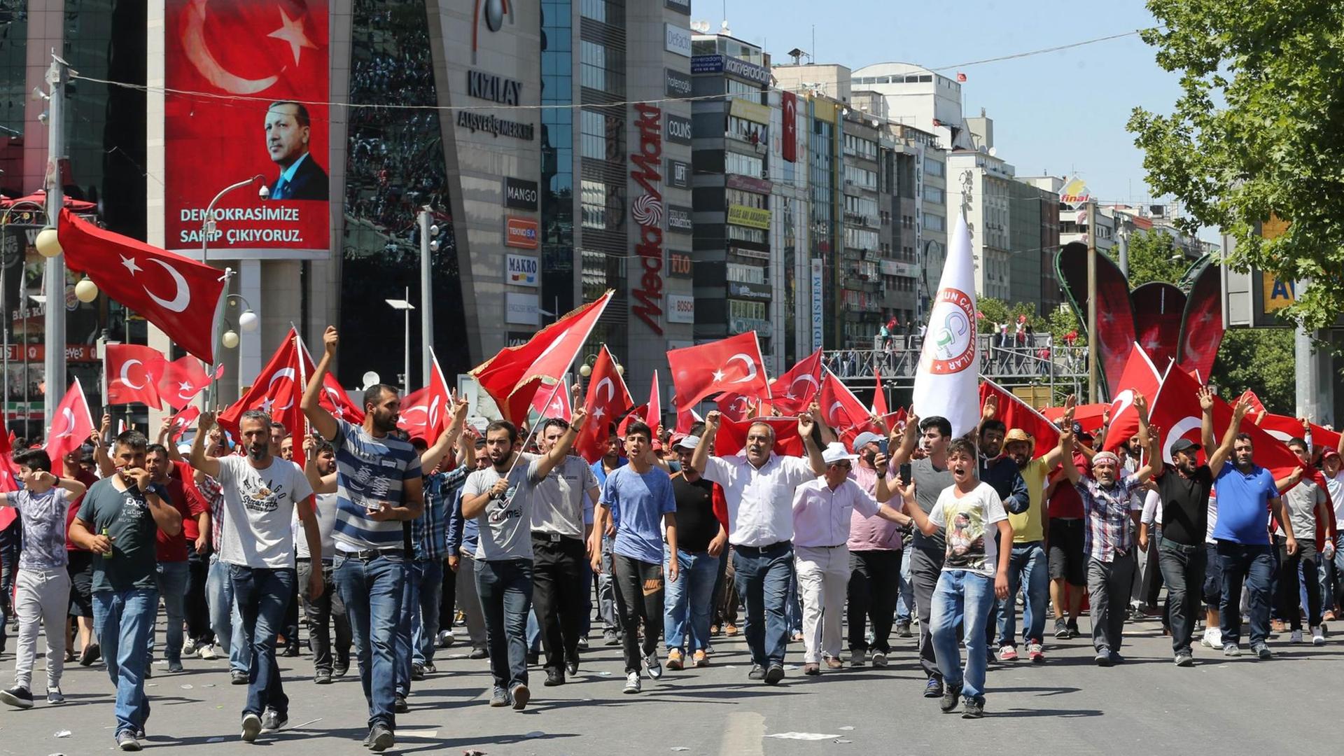 Menschen mit türkischen Flaggen auf den Straßen Ankaras.