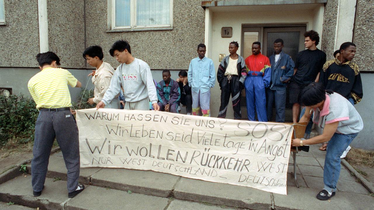 Hoyerswerda 1991: Nach den schweren rechtsextremen Ausschreitungen verließen die Bewohner des attakierten Asylantenheimes in der Thomas-Müntzer-Straße die Stadt mit unbekanntem Ziel.