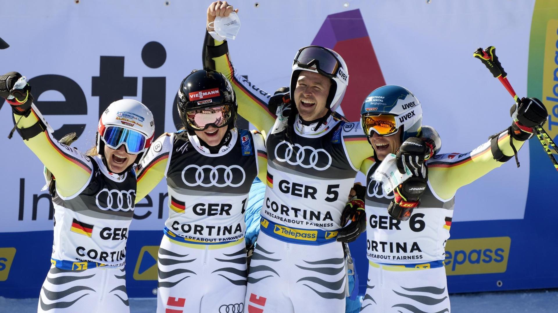 Die deutschen Ski-Fahrer und Ski-Fahrerinnen jubeln.