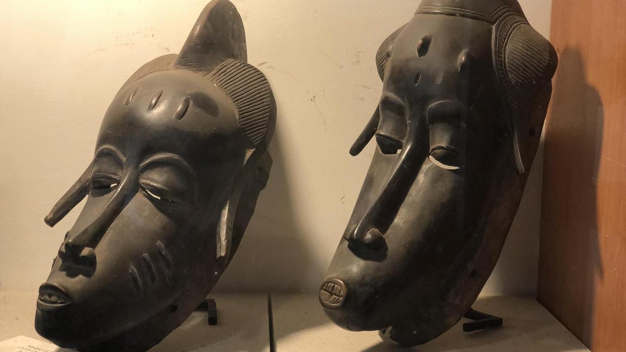 Zwei schwarze Masken aus Holz im "Blackitude Museum" in Yaoundé 