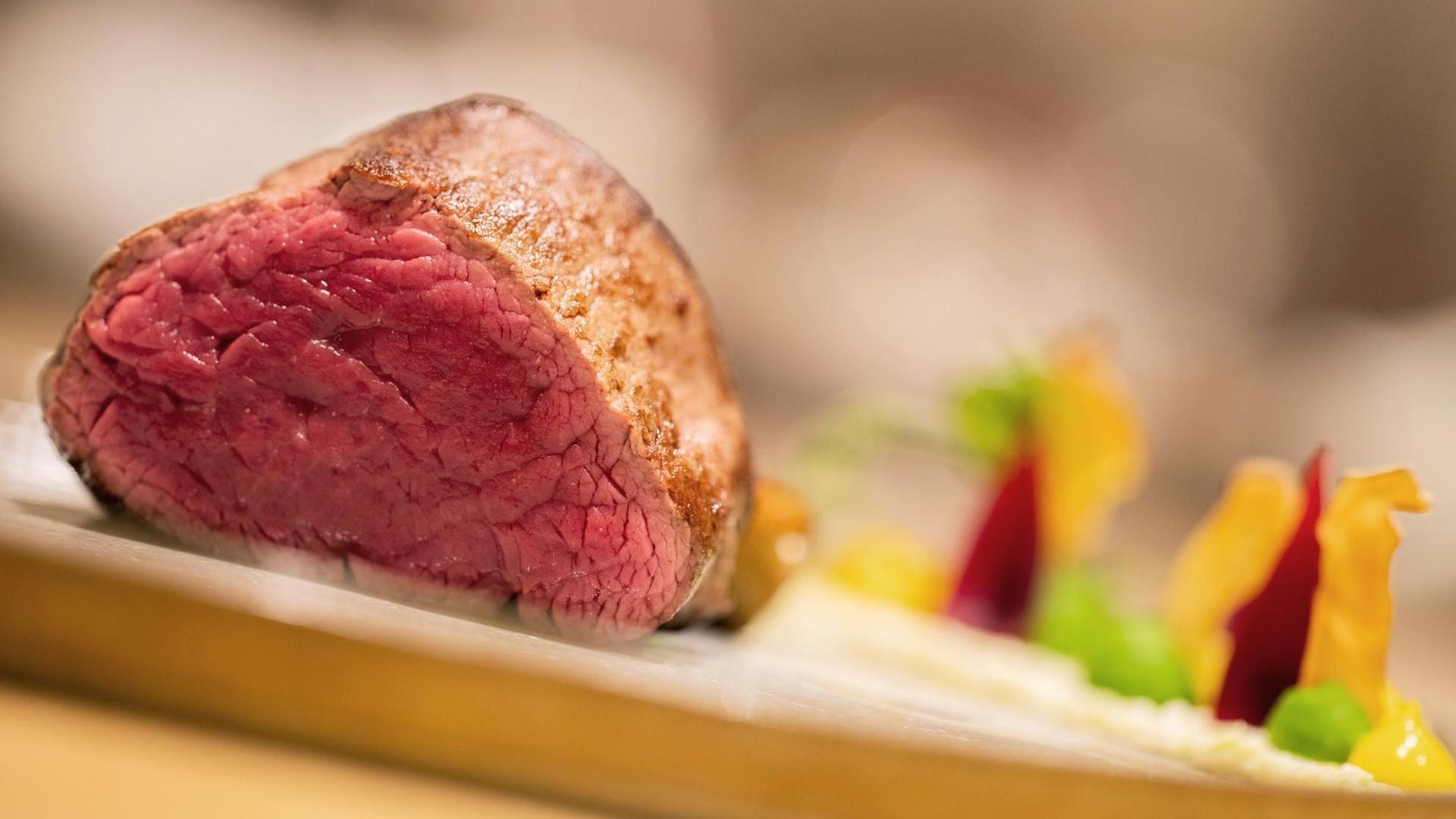 Rinderfilet mit rohmarinierten Blumenkohl, Kalamansi und pikanten Erbsen Rinderfilet mit rohmarinierten Blumenkohl, Kalamansi und pikanten Erbsen