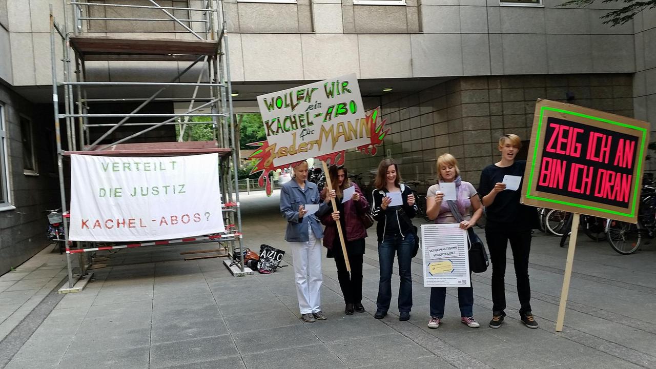 Die Frauen der Initiative für Gerechtigkeit bei sexueller Gewalt bei ihrer Demonstration vor dem Frankfurter Oberlandesgericht.