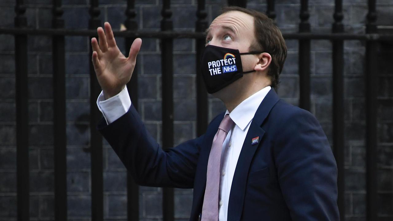 Matt Hancock, Gesundheitsminister von Großbritannien, trägt einen Mund-Nasen-Schutz mit der Aufschrift "Protect the NHS" (Beschützt das britische Gesundheitssystem).