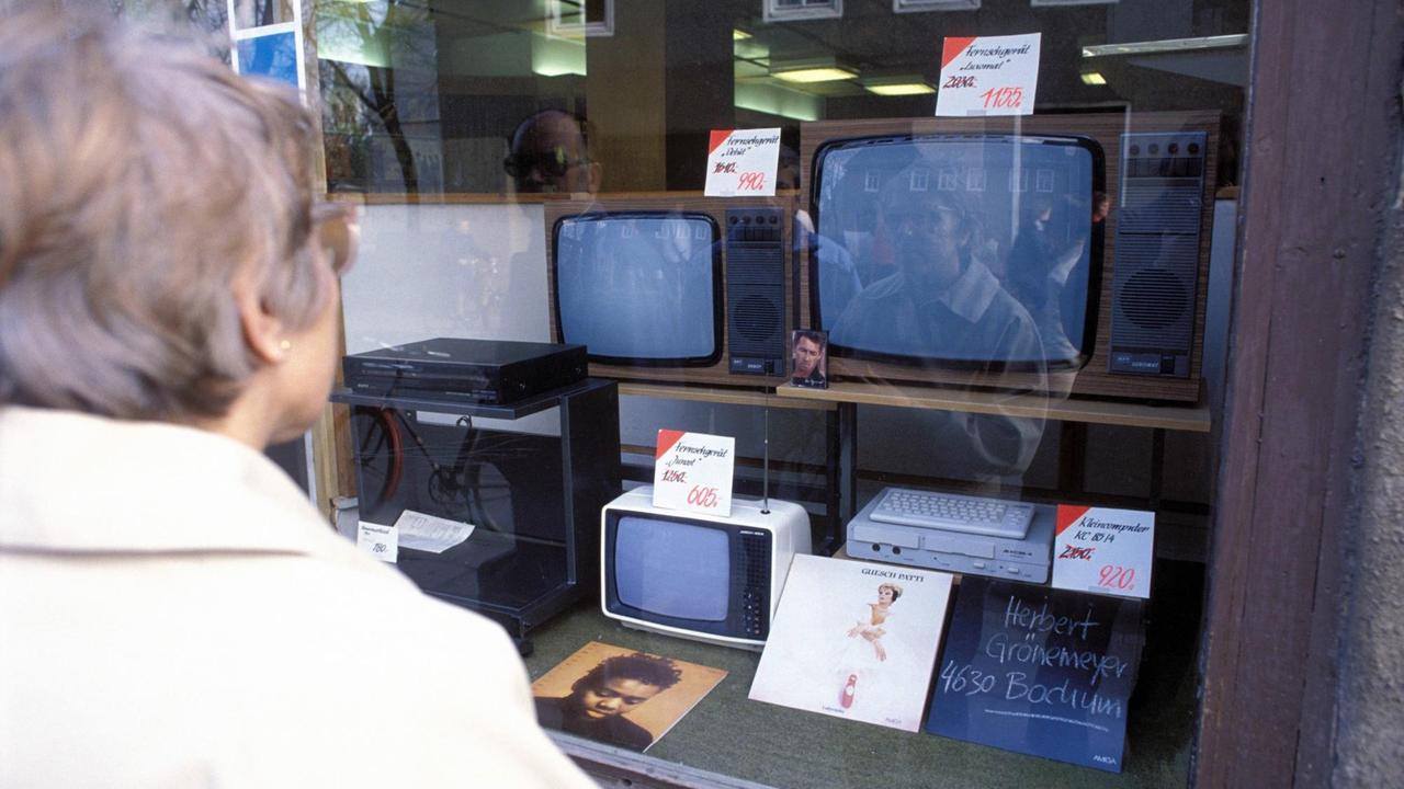 Preisverfall von DDR-Produkten: RFT-Fernseher und Schallplatten in einem Schaufenster in Bitterfeld im April 1990.