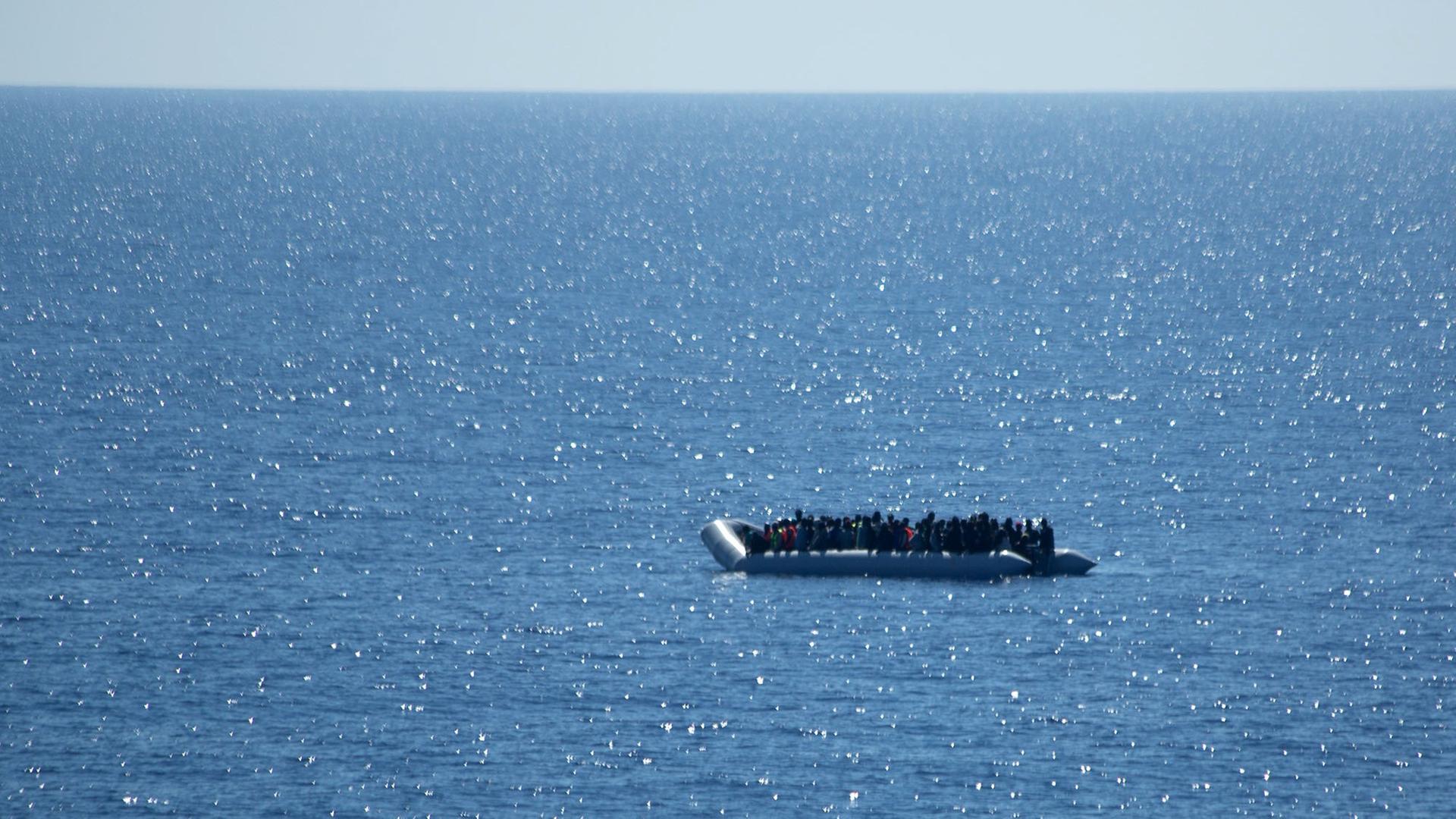 Ein Schlauchboot mit Schiffbrüchigen treibt am 14.05.2015 im Mittelmeer, bevor die Flüchtlinge von der Fregatte Hessen gerettet werden.