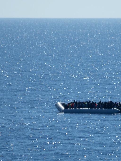 Ein Schlauchboot mit Schiffbrüchigen treibt am 14.05.2015 im Mittelmeer, bevor die Flüchtlinge von der Fregatte Hessen gerettet werden.