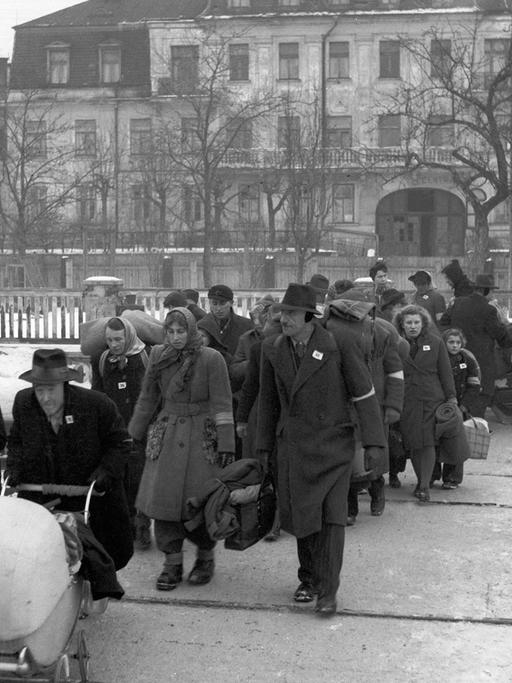 Sudetendeutsche werden am 1. Januar 1946 aus der Tschechoslowakei in Richtung Bayern geschickt.