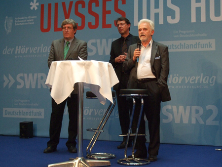 Deutschlandradio-Intendant Willi Steul, Arthur Landwehr (SWR-Chefredakteur Hörfunk, Mitte) und der Irische Botschafter S.E. Dan Mullhall (links) eröffneten die Ulysses-Party im ARD-Hauptstadtstudio.