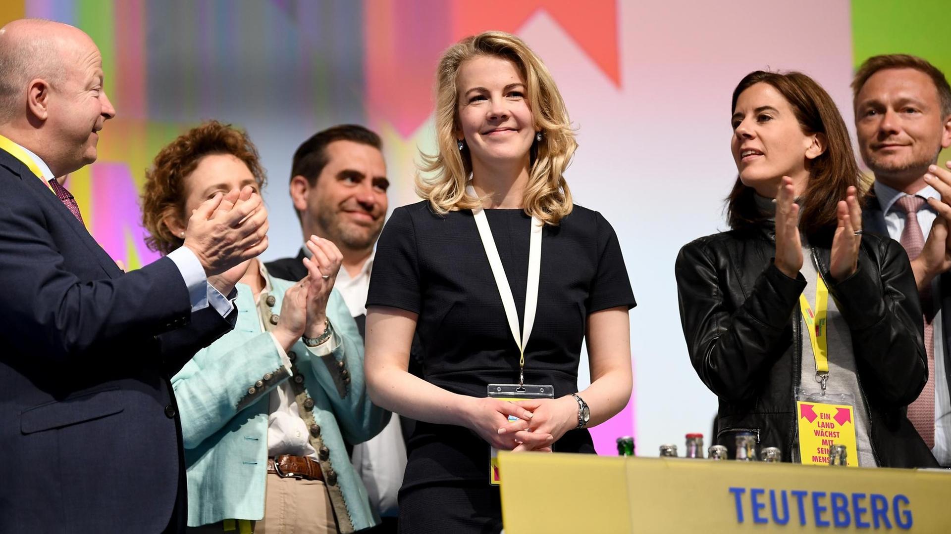 FDP-Parteitag: Das Foto zeigt von links nach rechts Michael Theurer, Nicola Beer, Frank Sitta, Katja Suding, Christian Lindner und in der Mitte die neue Generalsekretärin Linda Teuteberg (M), FDP-Generalsekretärin.