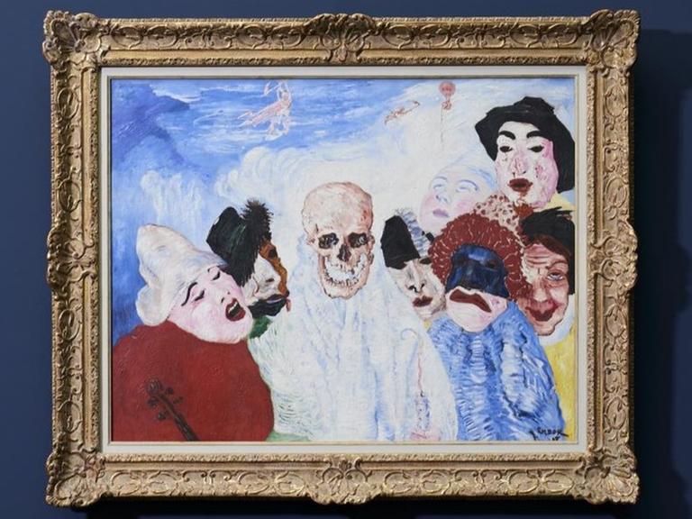 Das Gemälde zeigt ein Skelett, das von Menschen mit Masken umgeben ist