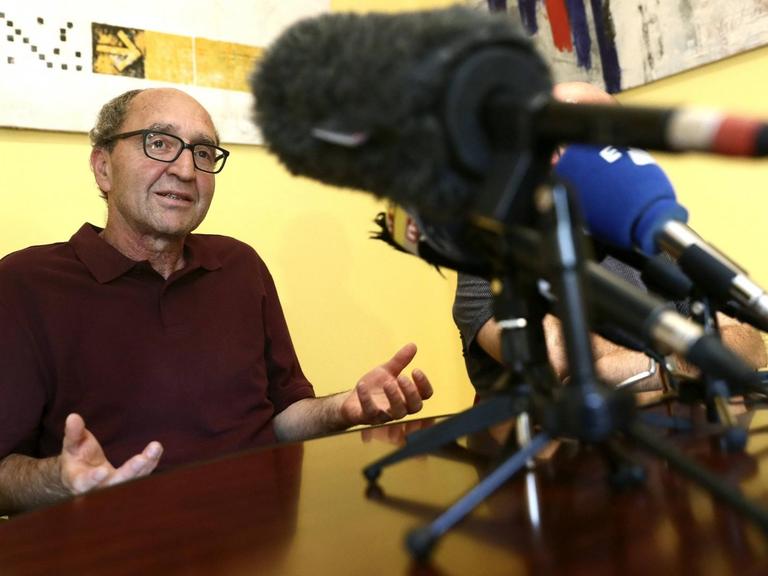 Dogan Akhanli während einer Pressekonferenz in Madrid im August 2017