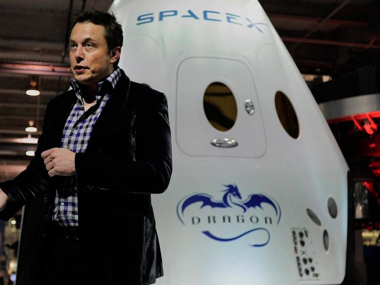 SpaceX-CEO Elon Musk stellt am 29. Mai 2014 das bemannte Raumfahrzeug Dragon 2 vor.