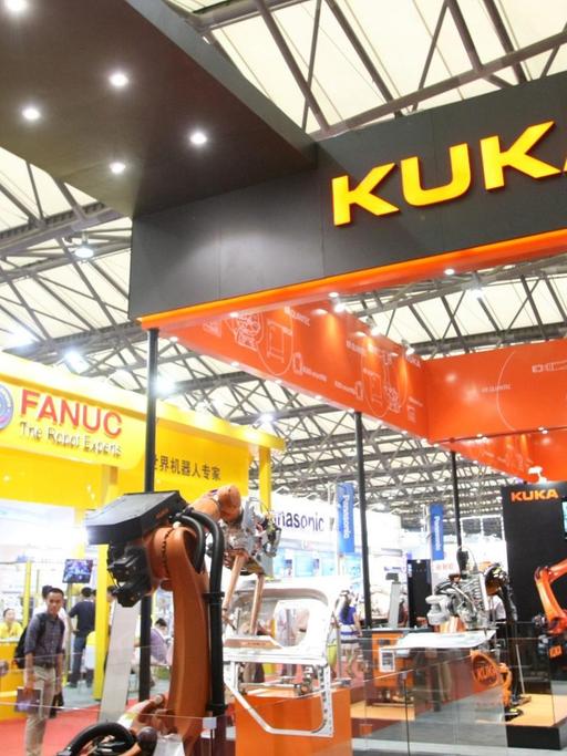 Der Stand des deutschen Roboterherstellers Kuka auf der Technologiemesse in Schanghai im August 2014.