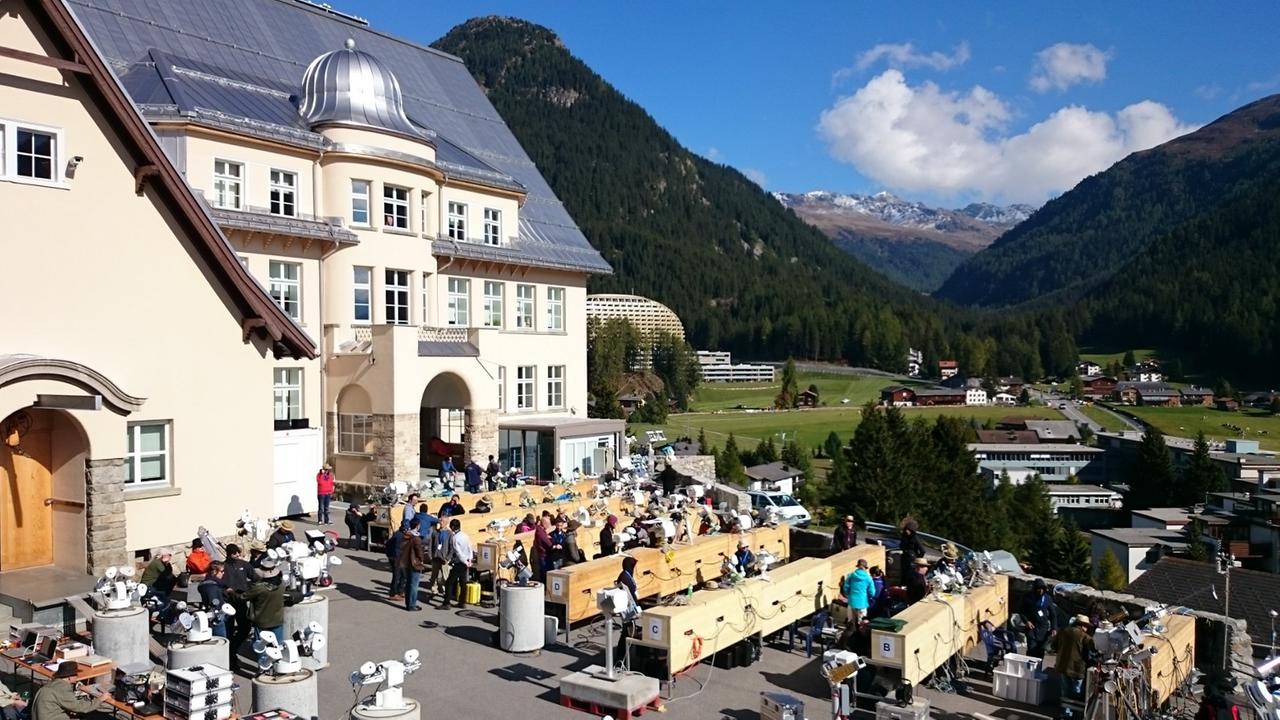 Die Eichung der Sonnenmessgeräte findet vor dem alten Schulgebäude von Davos statt