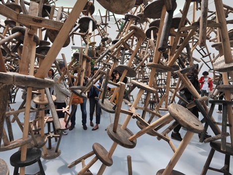 55. Biennale in Venedig: Installation mit Stühlen von Ai Weiwei im deutschen Pavillon