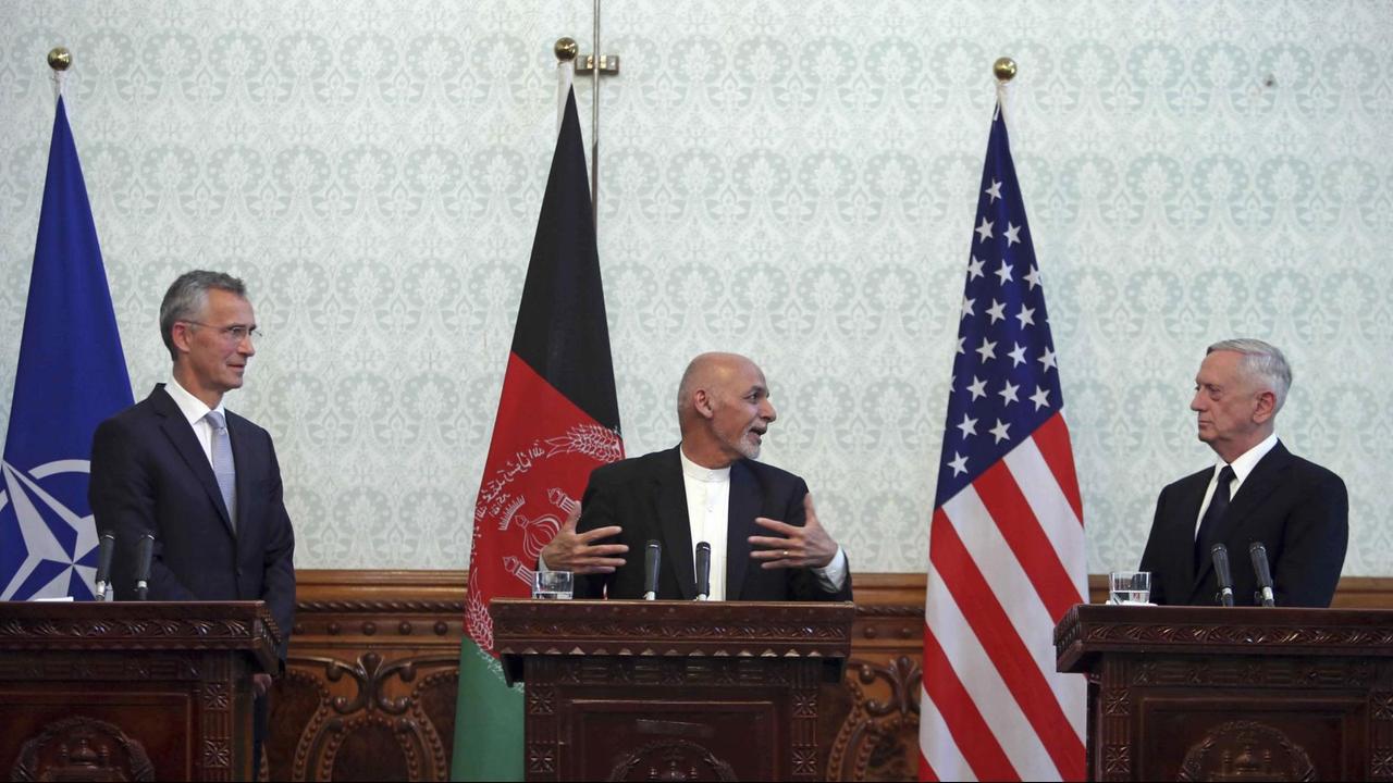 Das Bild zeigt von links nach rechts Nato-Generalsekretär Jens Stoltenberg, Afghanistans Präsident Ashraf Ghani und US-Verteidigungsminister Jim Mattis. Sie stehen bei einer gemeinsamen Pressekonferenz in Kabul an nebeneinander stehenden Rednerpulten, dazwischen sind die Flaggen der Nato, Afghamistans und der USA zu sehen.