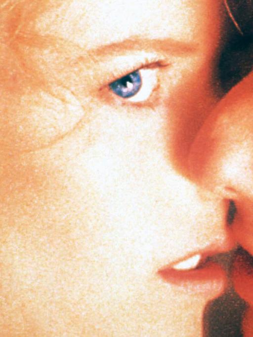 Die Schauspieler Nicole Kidman und Tom Cruise in einer Liebesszene des Films "Eyes Wide Shut" von Stanley Kubrick