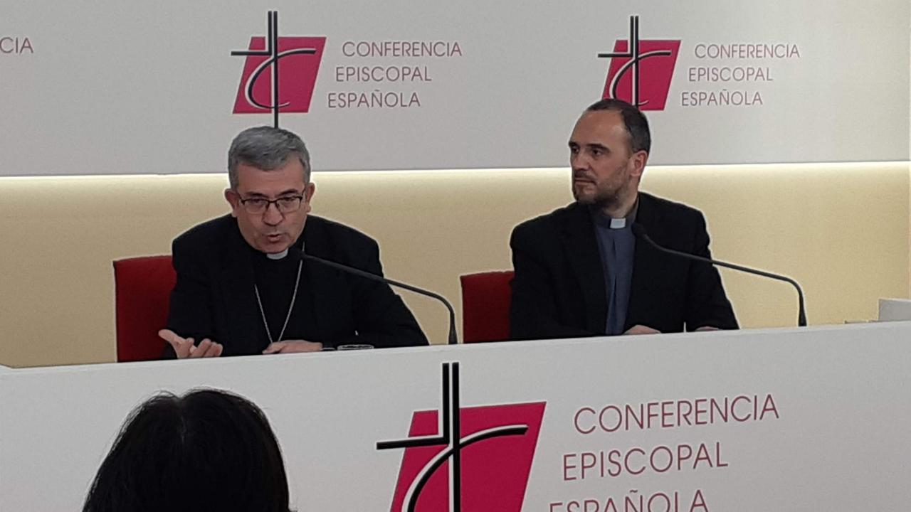 Jesús Argüelles (links), Sprecher der katholischen Bischofskonferenz Spaniens, bei einer Pressekonferenz am Freitag.