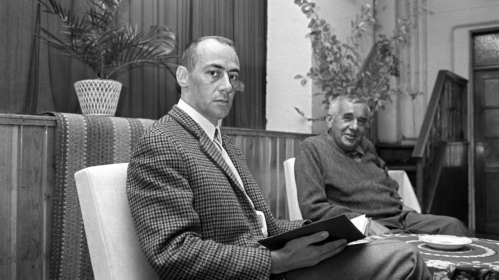 Im Tagungsraum der Pulvermühle in Waischenfeld am 05.10.1967 sitzen die beiden Berliner Klaus Röhler und Hans Werner Richter, der Vorsitzende der Gruppe 47.