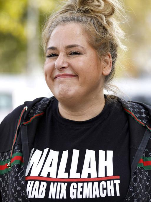 Das Bild zeigt die Kabarettistin Idil Baydar auf einer Demonstration in Köln.