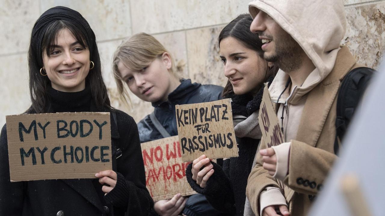 Demonstranten protestieren gegen die zeitgleich stattfindende Konferenz "Das islamische Kopftuch - Symbol der Würde oder der Unterdrückung?" an der Goethe-Universität. Die Veranstaltung hatte im Vorfeld nicht zuletzt in den sozialen Netzwerken für Diskussionen gesorgt. 