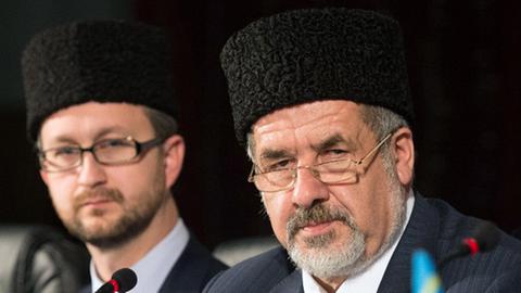 Der Anführer der Krim-Tataren, Refat Tschubarow, sitzt der Interessenvertretung Medschlis am 29.03.2014 vor, in der die Minderheit über ihre Haltung zur Annexion durch Russland abstimmt.