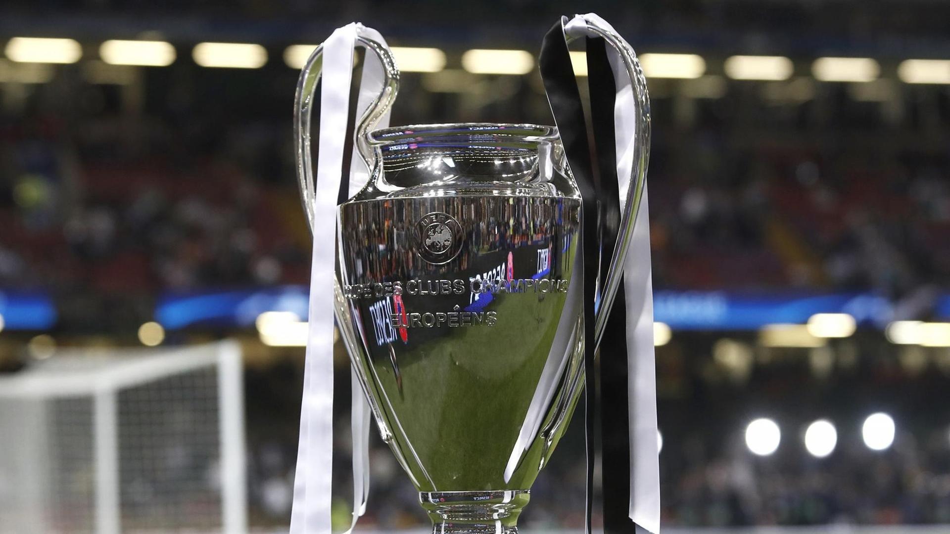 Der Champions-League Pokal, zu sehen auf einem Sockel vor dem Finale zwischen Juventus Turin und Real Madrid im Stadion in Cardiff am 3. Juni 2017.