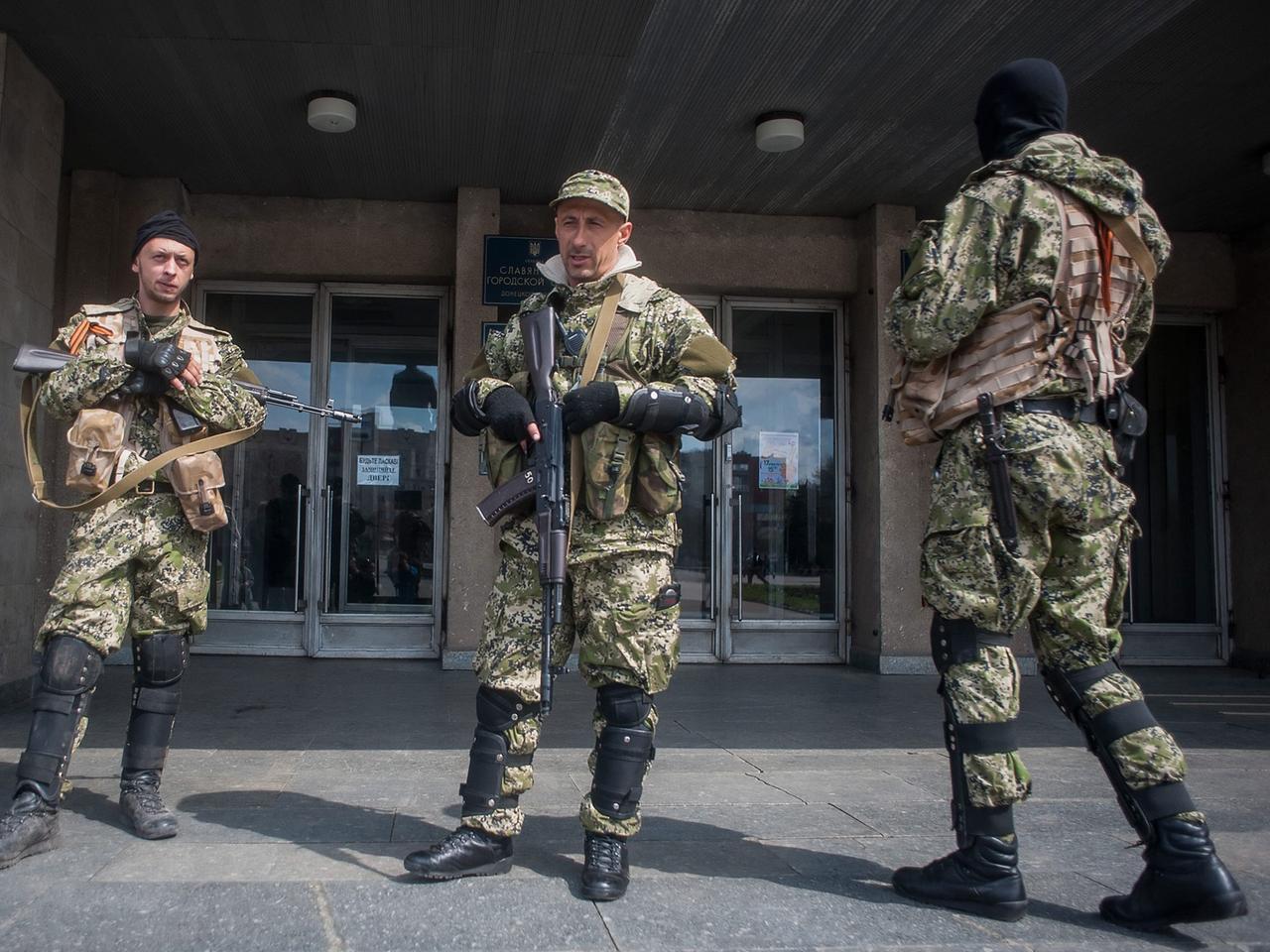 Prorussische Bewaffnete halten die Regionalverwaltung in Slaviansk besetzt.