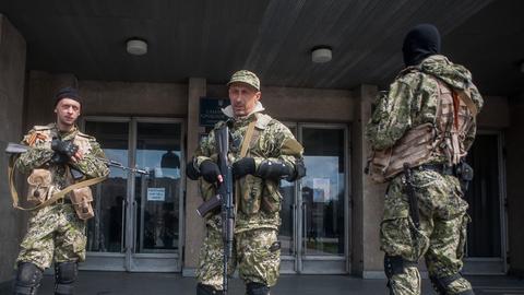 Bewaffnete vor dem Gebäude der Regionalverwaltung in Slaviansk