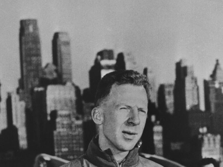Garry Davis, Weltbürger Nummer Eins, am 30.5.1955 an Bord eines französischen Schiffes im Hafen von New York. Die US-Behörden verweigerten ihm die Einreise.