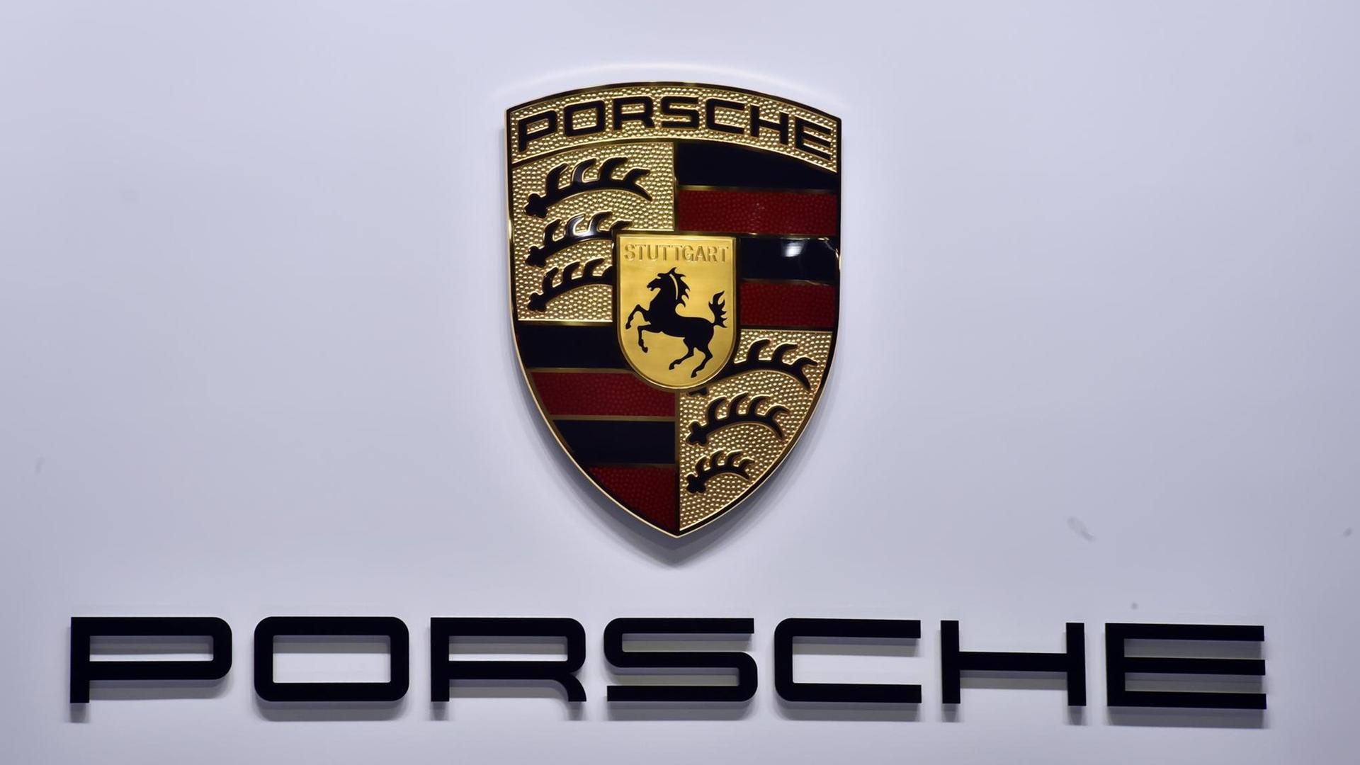 Ein Porsche Logo, aufgenommen am 13.01.2015 bei der North American International Auto Show (NAIAS) im Cobo Center Detroit (Michigan). Foto: Uli Deck/dpa Ein Porsche Logo, aufgenommen am 13.01.2015 bei der North American International Auto Show (NAIAS) im Cobo Center Detroit (Michigan). Foto: Uli Deck/dpa