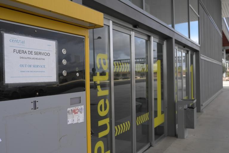 Ein Zeichen "Betrieb geschlossen" hängt am spanischen Flughafen.